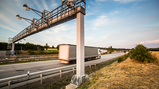 LKW Fahrt durch die Autobahn