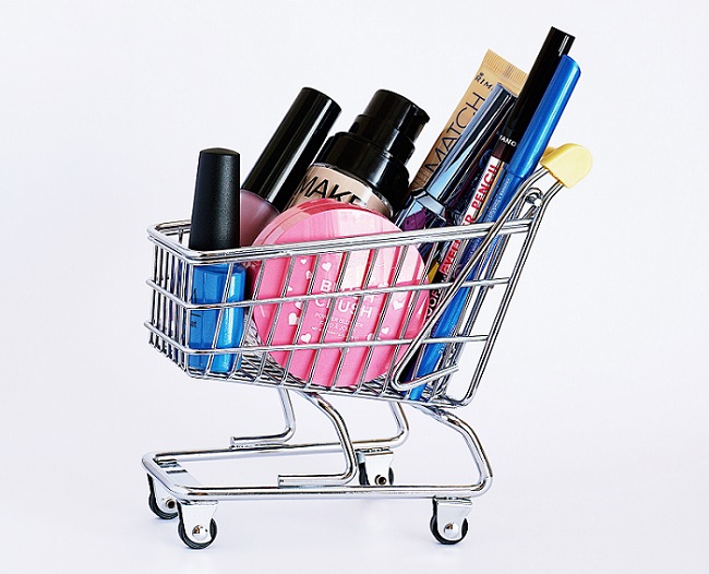 Ein Mini Shopping-Cart voll mit Kosmetik Produkte