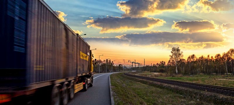 LKW fährt Richtung Sonnenuntergang