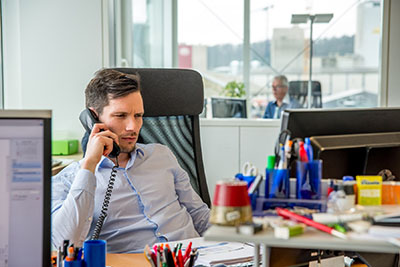 Spezialist in der Logistik am Telefon