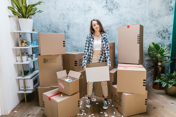 Junge Erwachsene Zuhause im Verpackungs und Versand Chaos